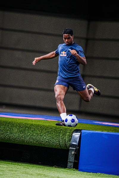Endrick, delantero del Lyon y de Brasil, muestra sus movimientos en el Ultimate Football Challenge. 