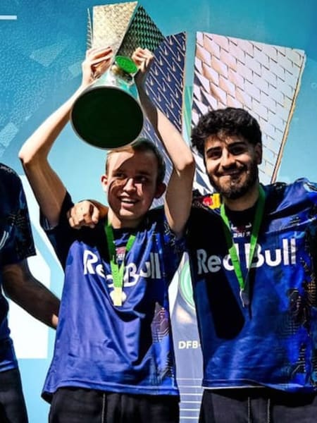 Das Team von RBLZ Gaming mit der ePokal-Trophäe.