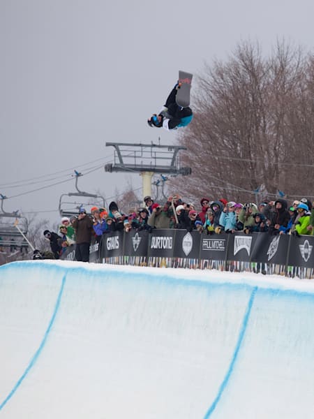 Le snowboardeur Louie Vito envoie du lourd en halfpipe au Burton US Open.