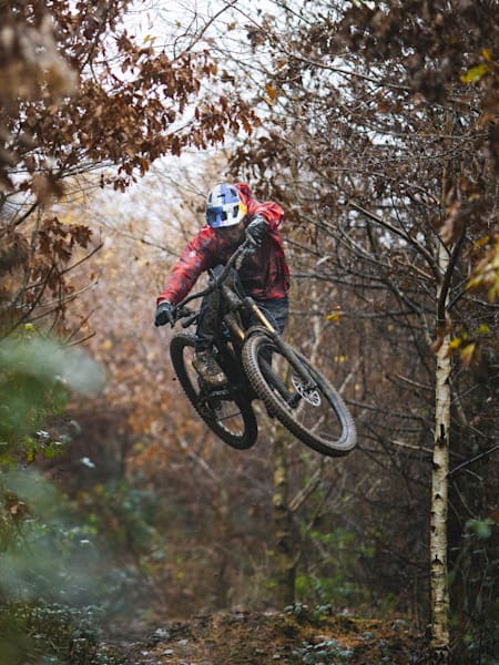 Kriss Kyle in seinem MTB film "Out Of Season" in Meiford, Wales, Großbritannien. Wir stellen euch die 5 besten Bike-Games vor, die Radfahren auf dem Bildschirm zu einem Erlebnis machen.