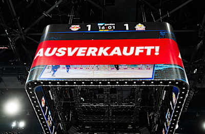Der Videowürfel im SAP Garden meldet ein ausverkauftes Heimspiel.