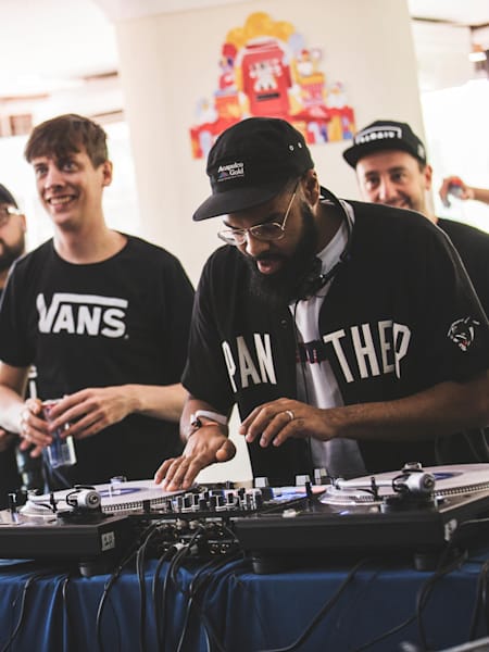 DJ Stresh investira plusieurs campus de France pour enseigner les bases du mix aux étudiants avec le Red Bull 3Style University.