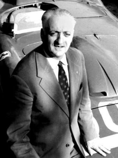 El gran Enzo Ferrari, con uno de sus coches de Sport, F1.