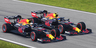 F1 2020 : Les monoplaces des coéquipiers Alex Albon et Max Verstappen de l'écurie Aston Martin Red Bull Racing avancent sur un circuit dans le jeu vidéo de course de Codemasters.