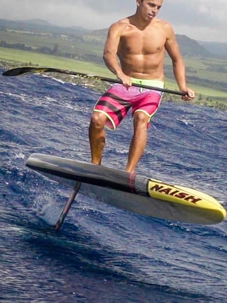 Il surfista Kai Lenny con una nuova tavola da SUP