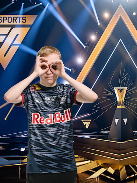 Anders Vejrgang y Levy Finn Rieck delante del escenario en el Campeonato del Mundo FC Pro de Berlín.