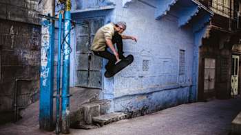 Vladik Scholz wallrides in India