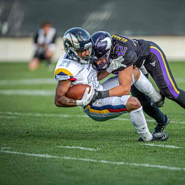Ein Spieler der Vienna Vikings versucht, einem Spieler der Berlin Thunder den Football abzunehmen, während eines Spiels der AFLE am 23. Mai 2026 in Wien, Österreich
