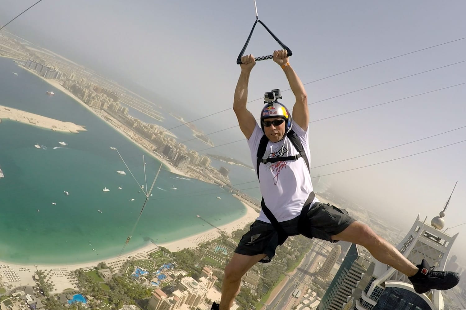Base Jumping De Pe Cea Mai Lunga Tiroliana Din Lume