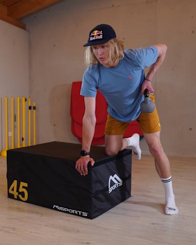 Triathlet Mika Noodt macht für ein Foto-Shooting einarmiges Rudern mit der Kettlebell, um seinen Rücken zu trainieren.