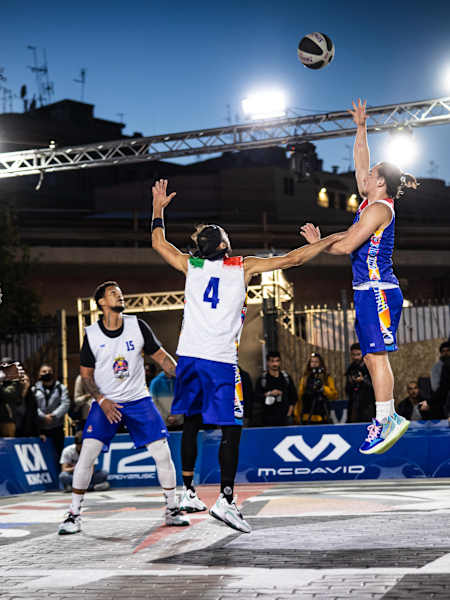 Team Italy vs UK at the 2021 Red Bull Half Court final.