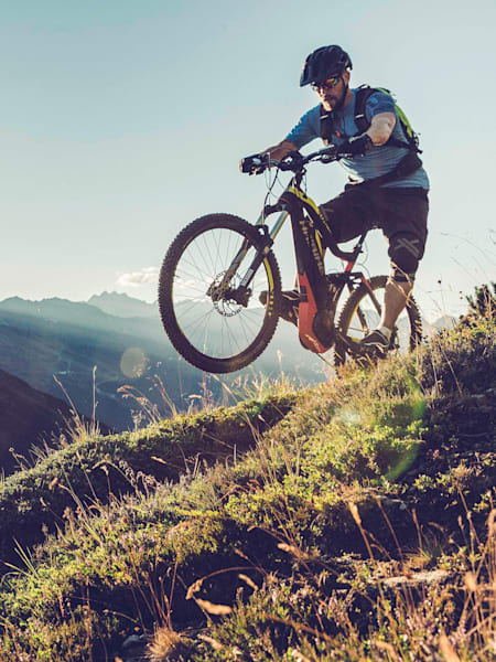 Un rider con una bici de montaña eléctrica en Austria.