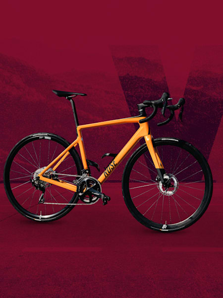 Una bicicleta de ciclocross y una de carretera en comparación.