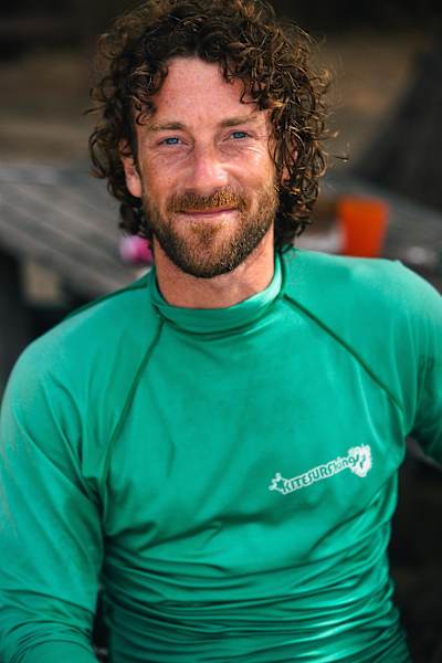 Luke Denny es profe de la escuela Kitesurfkings.