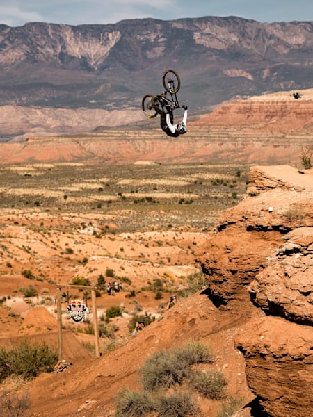 Carson Storch sort un backflip sur l'édition 2023 de la Red Bull Rampage.