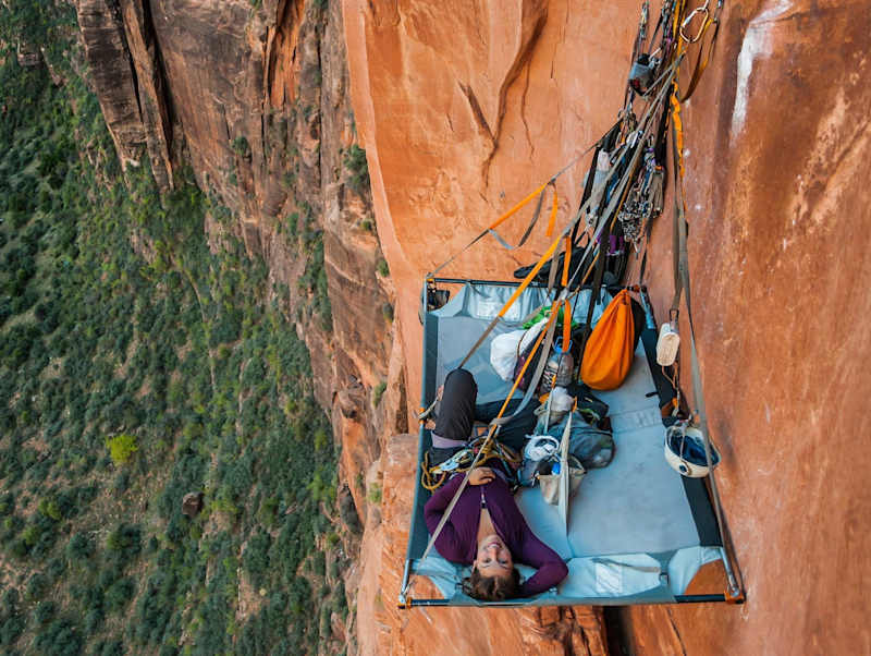 熱帯雨林の上に住む男