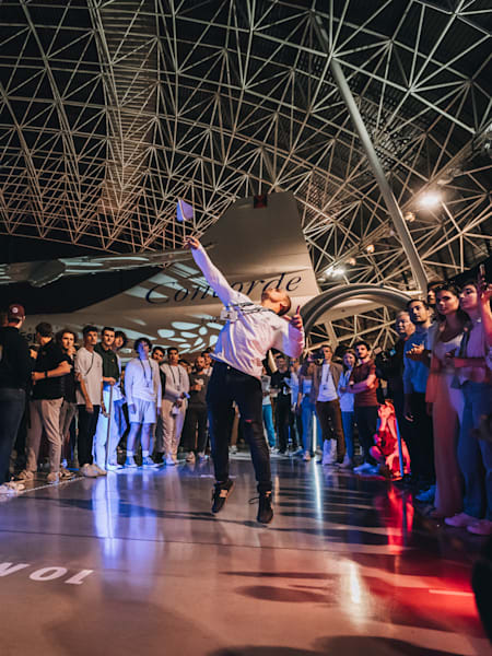 Un participant lance un avion en papier pendant la finale du Red Bull Paper Wings France 2022.