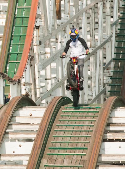 会玩 牛人上演过山车惊天后空翻