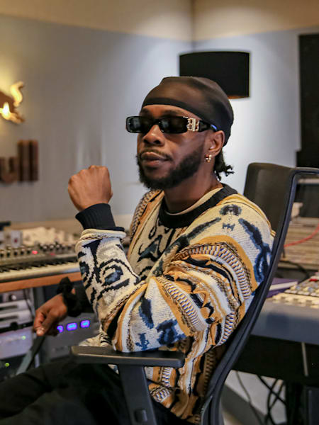 Le rappeur MadeInParis s’est posé une journée au studio Red Bull quelques jours après la sortie de son premier album « Voulez-vous coucher avec moi ? ».