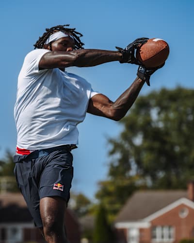 Jeremiah Smith, Ohio'nun Columbus kentinde antrenmanda bir rota koşuyor