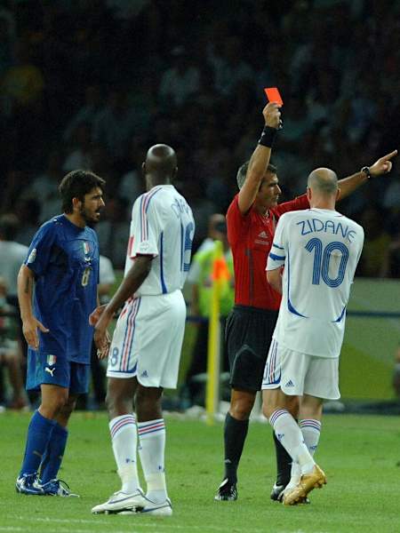 El francés Zinedine Zidane es expulsado durante la Copa del Mundo de Fútbol 2006.