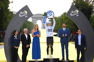 Florian Lipowitz wird nach der letzten Tour de France-Etappe auf dem Podium in Paris als Träger des Maillot blanc geehrt.
