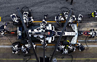 Próbny pit-stop wykonywany przez mechaników Scuderia AlphaTauri na bolidzie Pierre'a Gasly'ego podczas zimowych testów F1 w Barcelonie przed startem sezonu 2020.