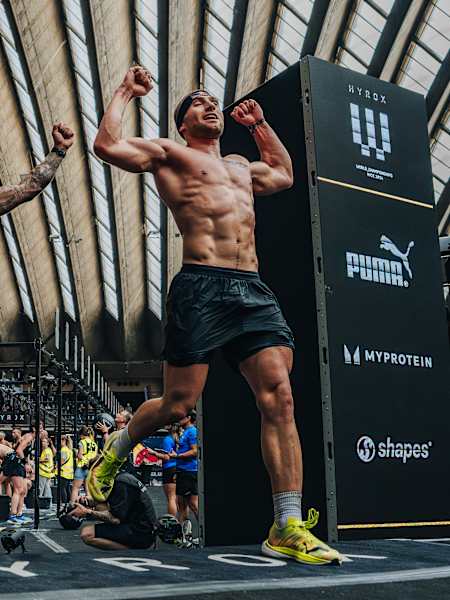 Jake Dearden und Marc Dean überqueren die Ziellinie und gewinnen das Doppel bei der HYROX-Weltmeisterschaft in Nizza, Frankreich, am 9. Juni 2024. 