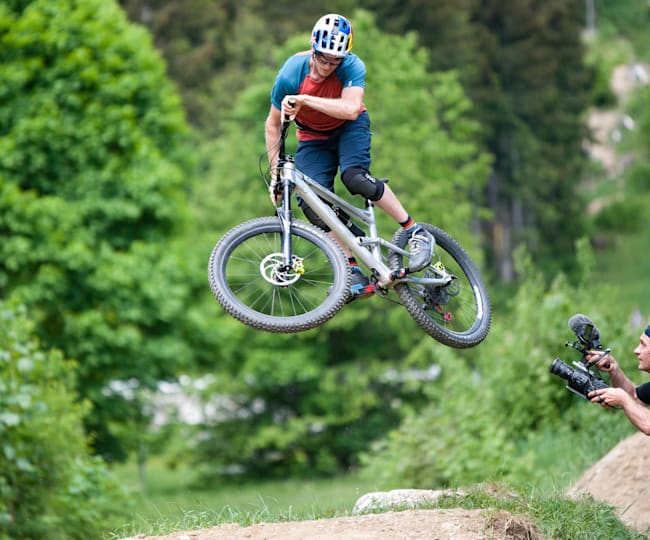 Mtbプロライダーからジャンプを学ぼう マウンテンバイク レッドブル