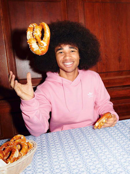 Noel parcourt le monde pour ses vidéos.