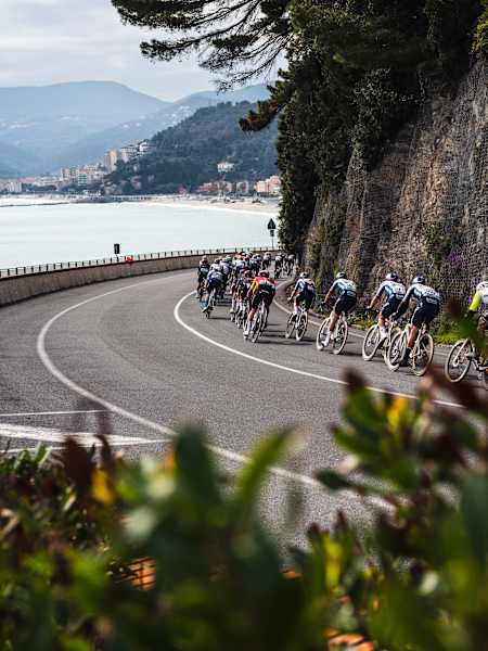 Red Bull Bora Hansgrohe Road Cycling Team rijdt tijdens Milano-Sanremo in de buurt van San Remo, Italië op 22 maart 2025.