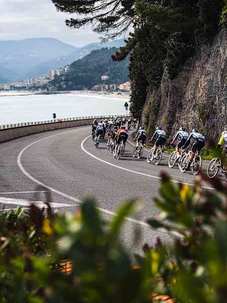 L'équipe cycliste Red Bull Bora Hansgrohe Road Cycling Team roule pendant le Milano-Sanremo près de San Remo, en Italie, le 22 mars 2025.