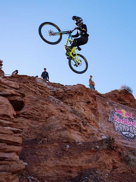 Robin Goomes s'envole au-dessus du parcours accidenté du Red Bull Rampage à Virgin, dans l'Utah, le 14 octobre 2025.