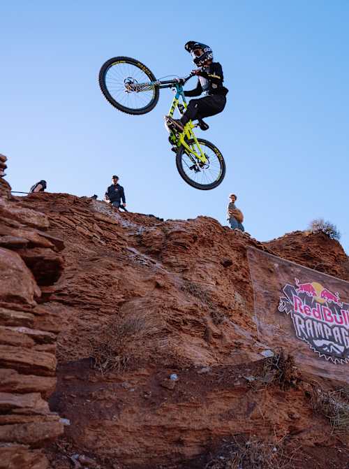 Robin Goomes s'envole au-dessus du parcours accidenté du Red Bull Rampage à Virgin, dans l'Utah, le 14 octobre 2025.
