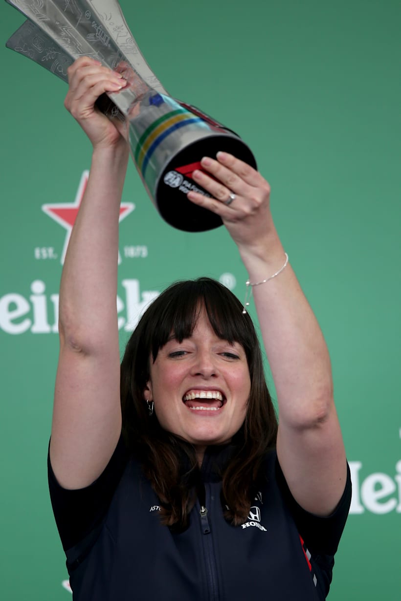 La ingeniera de estrategia sénior de Red Bull Racing, Hannah Schmitz, celebra en el podio durante el Gran Premio de F1 de Brasil en el Autódromo José Carlos Pace el 17 de noviembre de 2019.