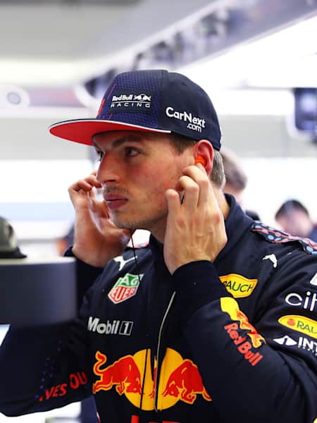 El piloto de F1 Max Verstappen escucha un mensaje de radio durante el Gran Premio de Bahréin 2021.