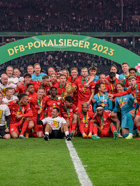 Team-Foto nach dem erneuten DFB-Pokal-Triumph über Eintracht Frankfurt in Berlin.