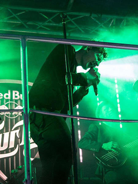 Dawid Podsiadło na dachu busa