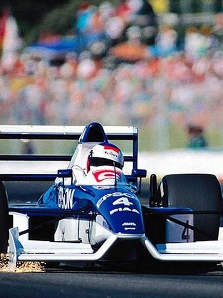 Jean Alesi en su coche.