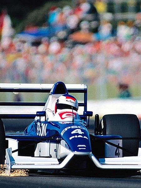 Jean Alesi en su coche.
