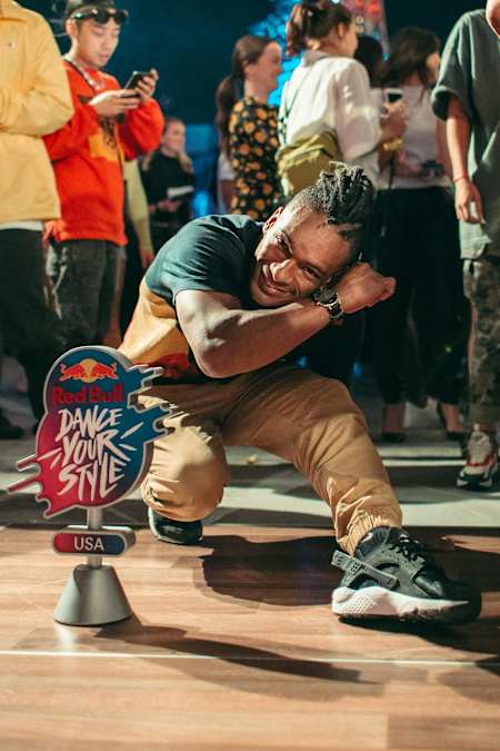 Winner shot of Neguin in a capoeira pose.