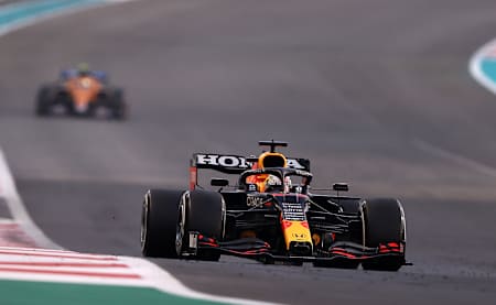 Le pilote Red Bull Racing, Max Verstappen, a accroche la victoire ultime dans les derniers virages du Grand Prix d'Abu Dhabi et remporte son premier titre de champion du monde de Formule 1.