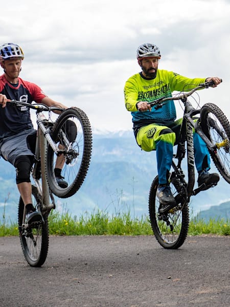 Vélo : Comment faire un wheeling ou roue arrière en VTT avec les riders Tom Oehler et Rob Warner.