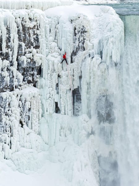 Will-Gadd-scala-Cascate-del-Niagara-ghiacciate
