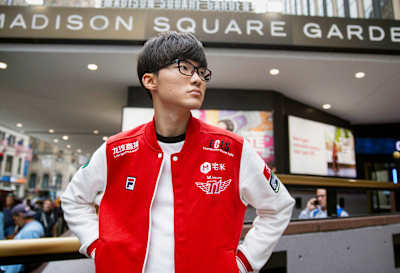 Portrait du meilleur joueur esport de League of Legends, Faker, devant Madison Sqaure Garden à New York.