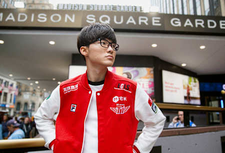 Portrait du meilleur joueur esport de League of Legends, Faker, devant Madison Sqaure Garden à New York.