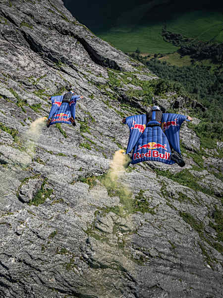 La Red Bull Skydive Team vole en wingsuit en Norvège.