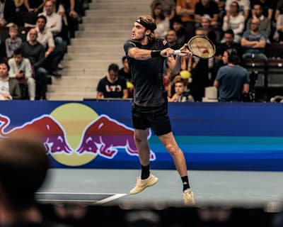 Stefanos Tsitsipas joue au tennis lors d'un match face à Borna Coric, en 2022.