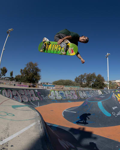 Vincent Matheron réalise un Backside Grabing en skateboard dans le bowl du Prado à pendant le tournage de la saison 3 de Field Day Season 3.