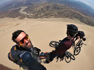 Selfie du VTTiste français Kilian Bron au sommet de la dune de Cerro Blanco près de Nazca au Pérou.